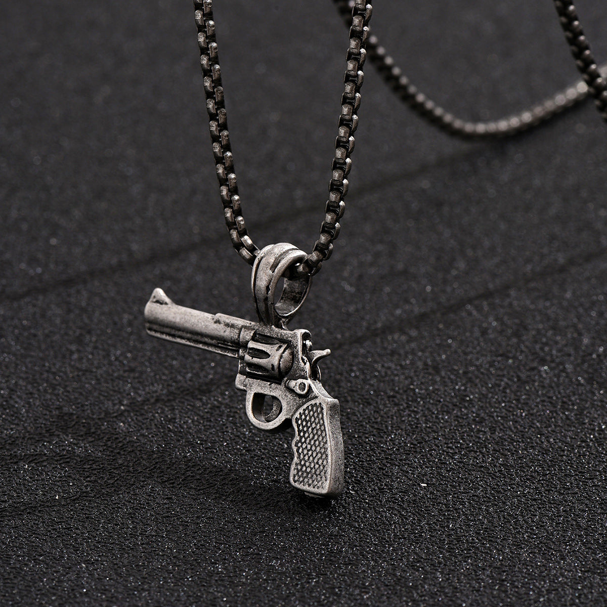 European and American retro men's clothing accessories, necklaces, necklaces, AK47 gun pendants, fashion accessories, can be sent in one piece