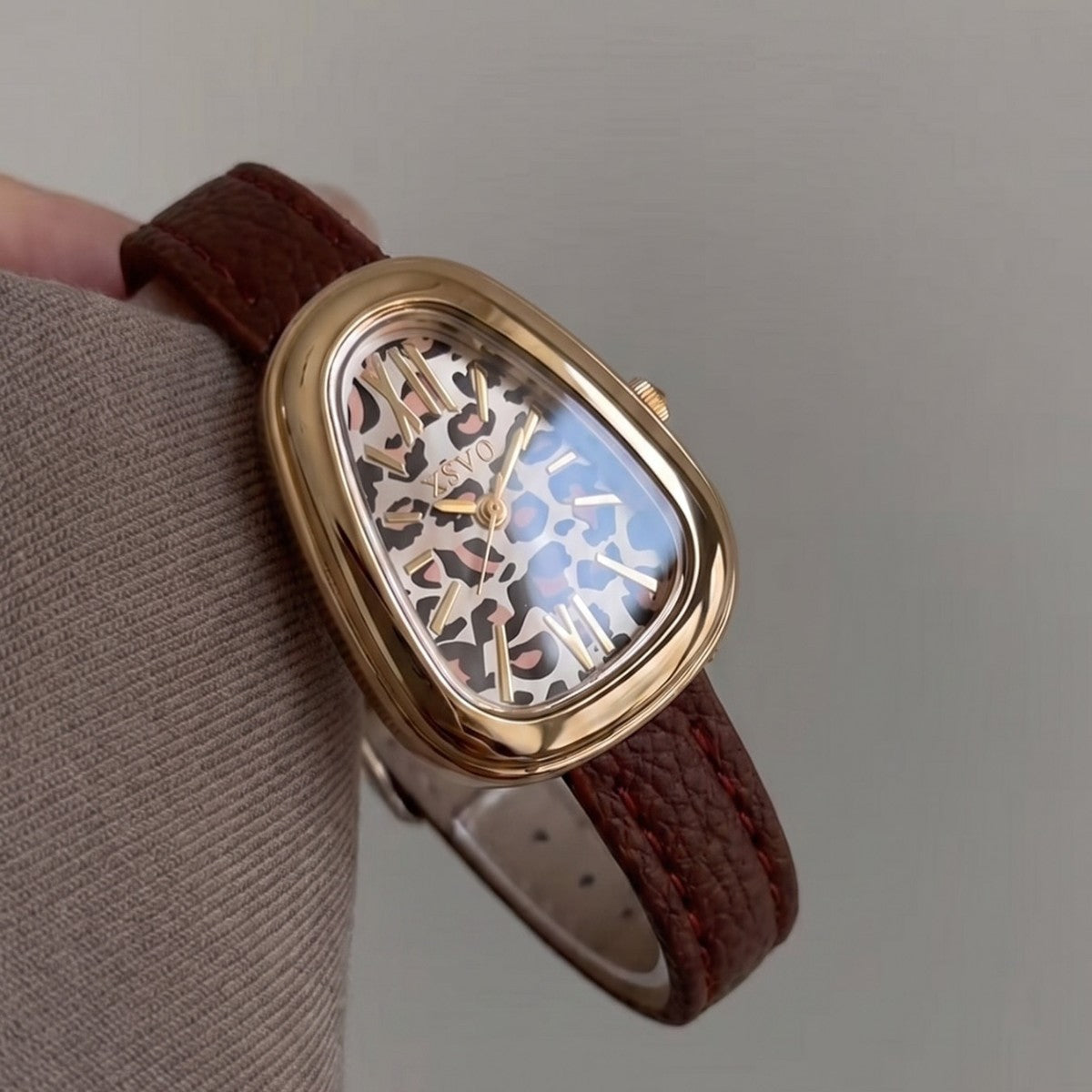 Cross-border hot red dial gold watch ladies' quartz watch, vintage oval square watch for women, light luxury niche outer