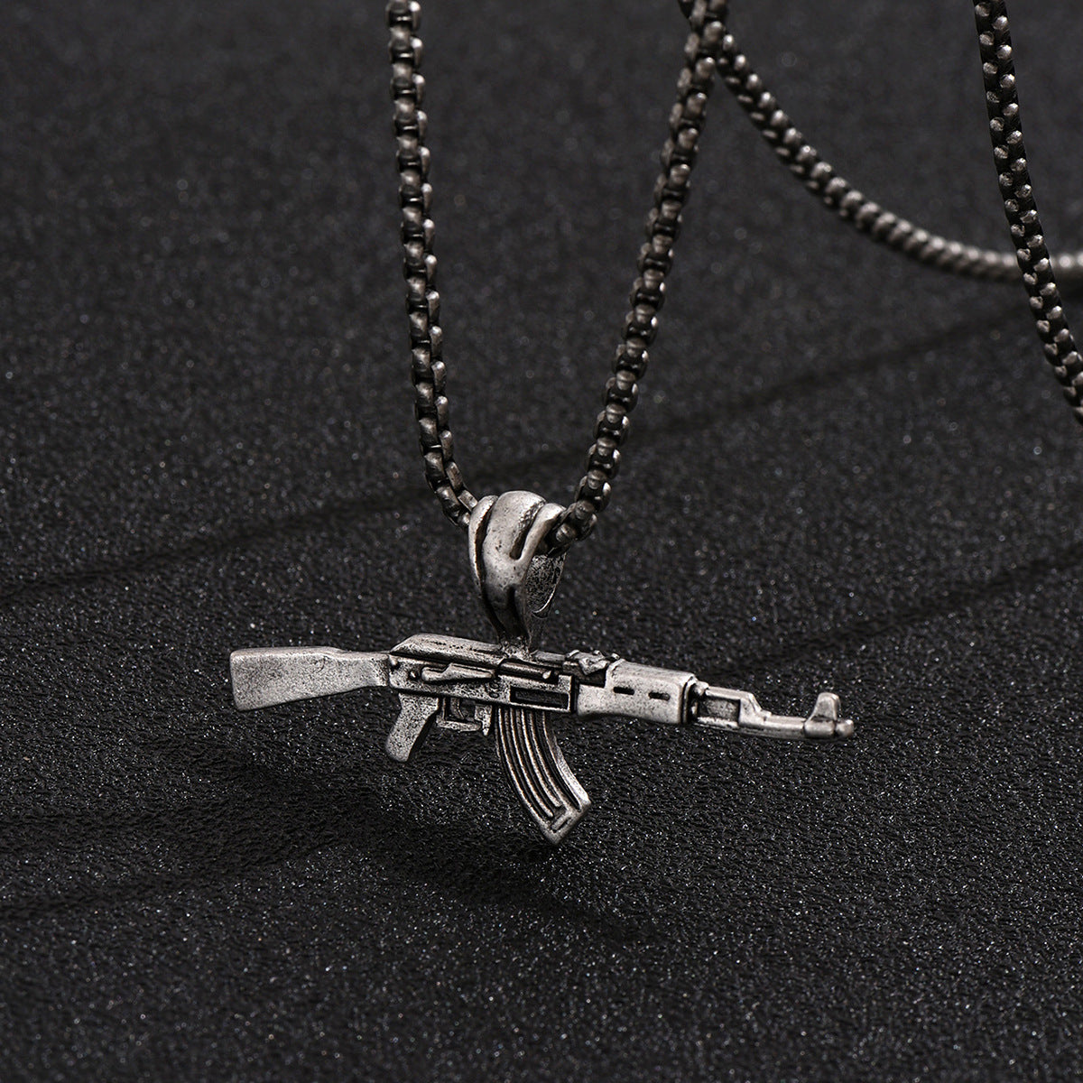 European and American retro men's clothing accessories, necklaces, necklaces, AK47 gun pendants, fashion accessories, can be sent in one piece